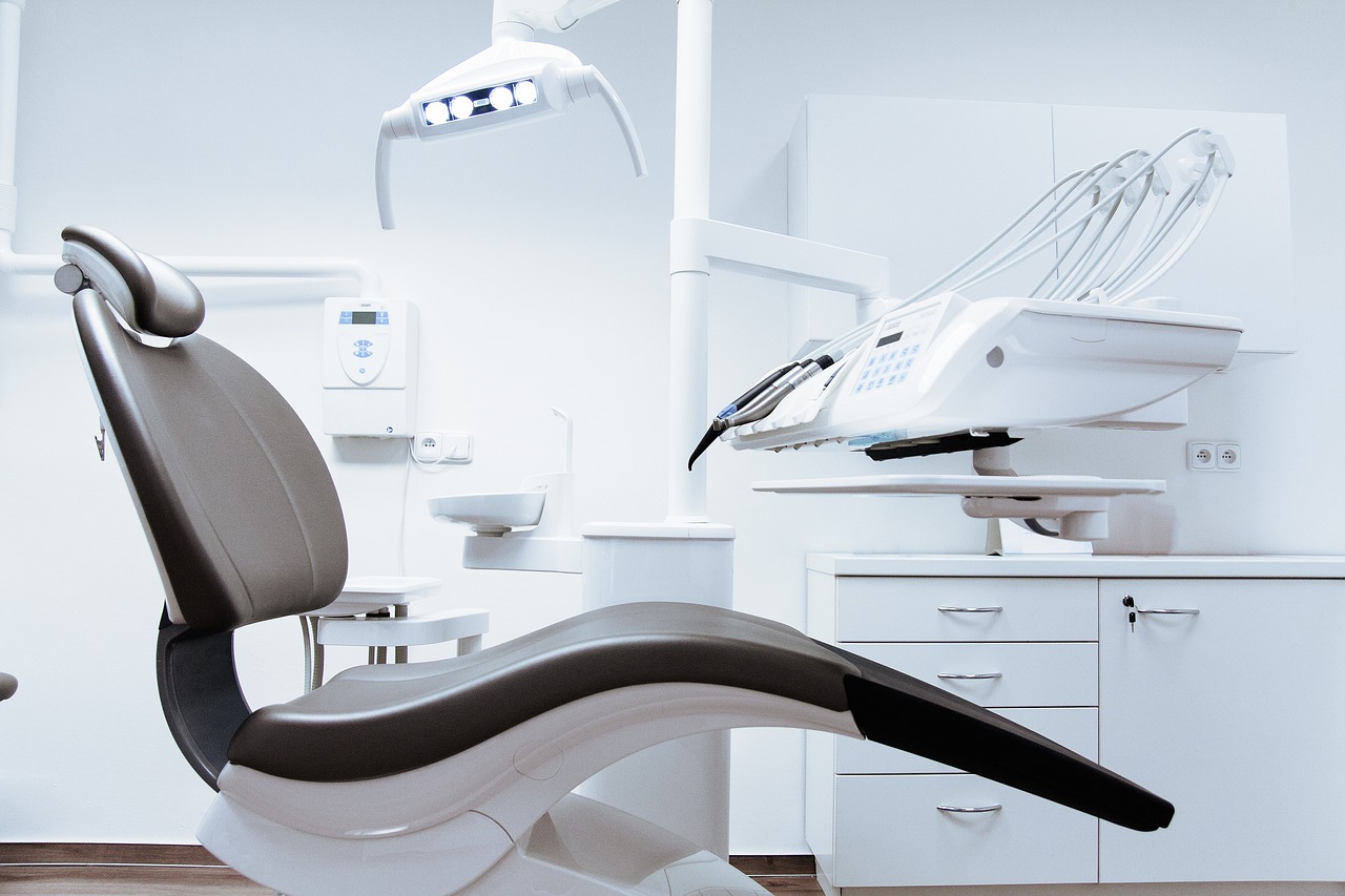 Endodoncja – co to jest, kiedy jest potrzebna i na czym polega leczenie kanałowe?